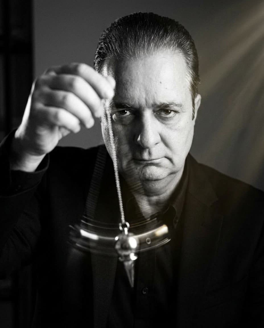 Andrei Spirtaru ținând un pendul